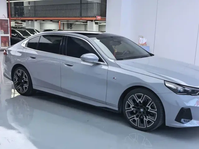BMW 5 Series — Фото автомобиля 3