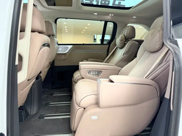 Xpeng X9 — Фото автомобиля 6