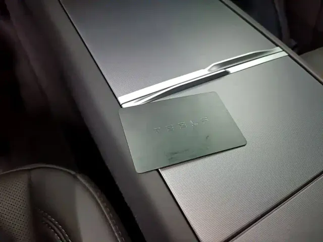 Tesla Model Y — Фото автомобиля 8