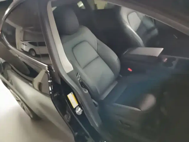 Tesla Model Y — Фото автомобиля 24