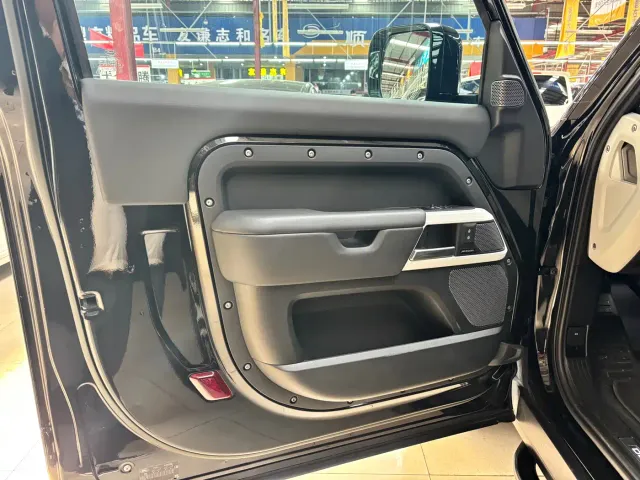 Land Rover Defender — Фото автомобиля 6