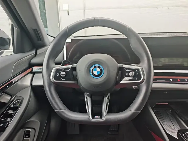 BMW BMW i5 2025 eDrive 35L M Sport Package — Фото автомобиля 12
