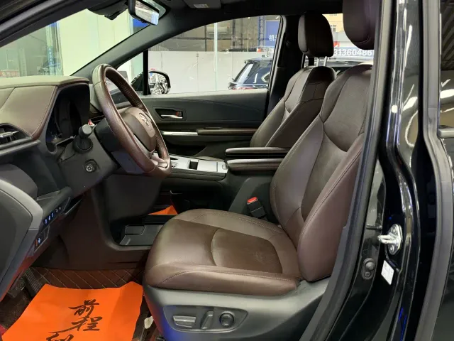 Toyota Sienna — Фото автомобиля 4