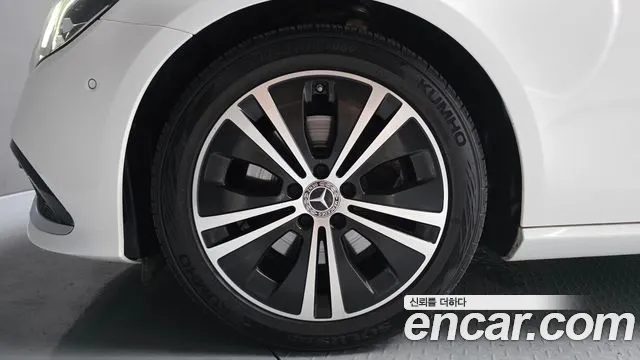 Mercedes-Benz E-Class — Фото автомобиля 5