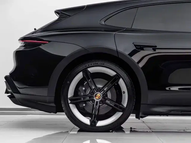 Porsche Taycan — Фото автомобиля 11