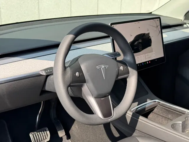 Tesla Model Y — Фото автомобиля 8