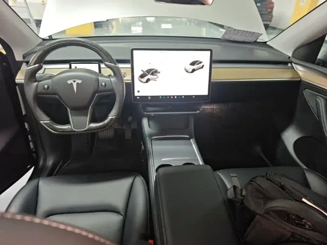 Tesla Model Y — Фото автомобиля 9