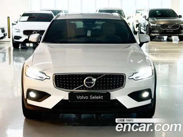 Volvo V60 Cross Country 2nd Gen — Фото автомобиля 3
