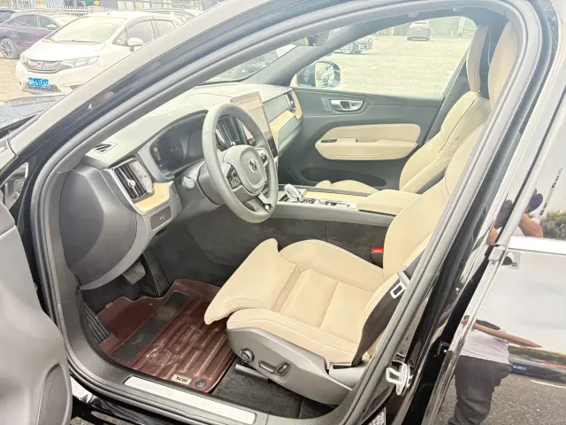 Volvo XC60 — Фото автомобиля 8