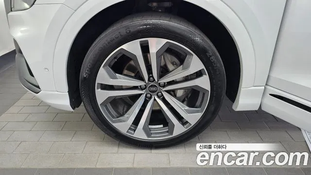 Audi Q8 55 TFSI quattro Premium — Фото автомобиля 5