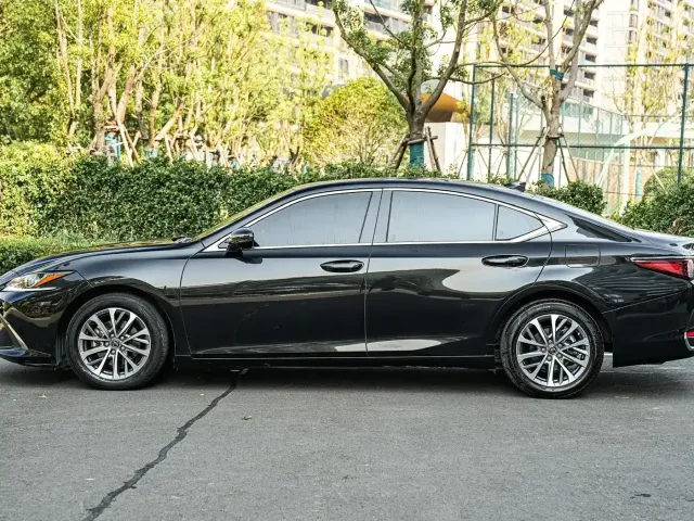 Lexus ES — Фото автомобиля 7