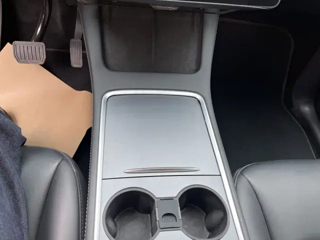 Tesla Model Y — Фото автомобиля 10