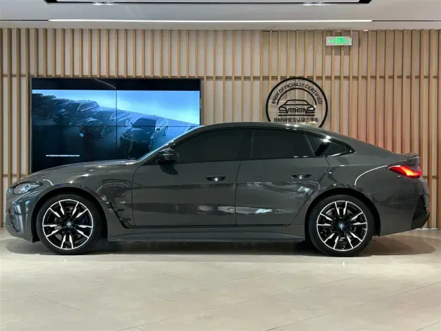 BMW i4 — Фото автомобиля 11