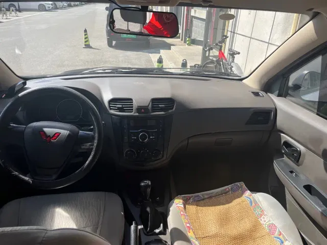 Wuling Hongguang — Фото автомобиля 10