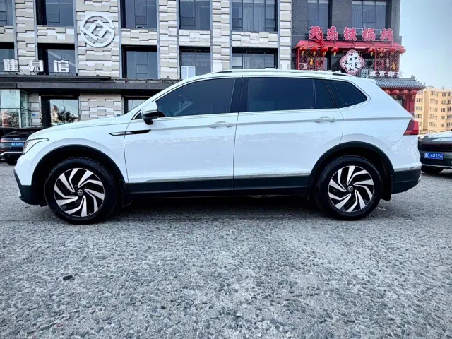 Volkswagen Tiguan L — Фото автомобиля 8