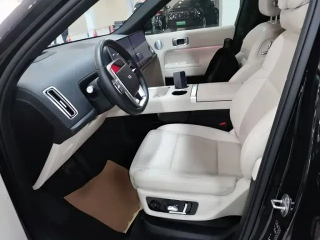 Li Auto L8 — Фото автомобиля 14