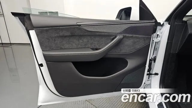 Tesla Model Y — Фото автомобиля 23