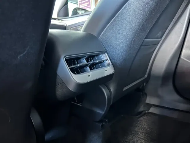 Tesla Model Y — Фото автомобиля 19