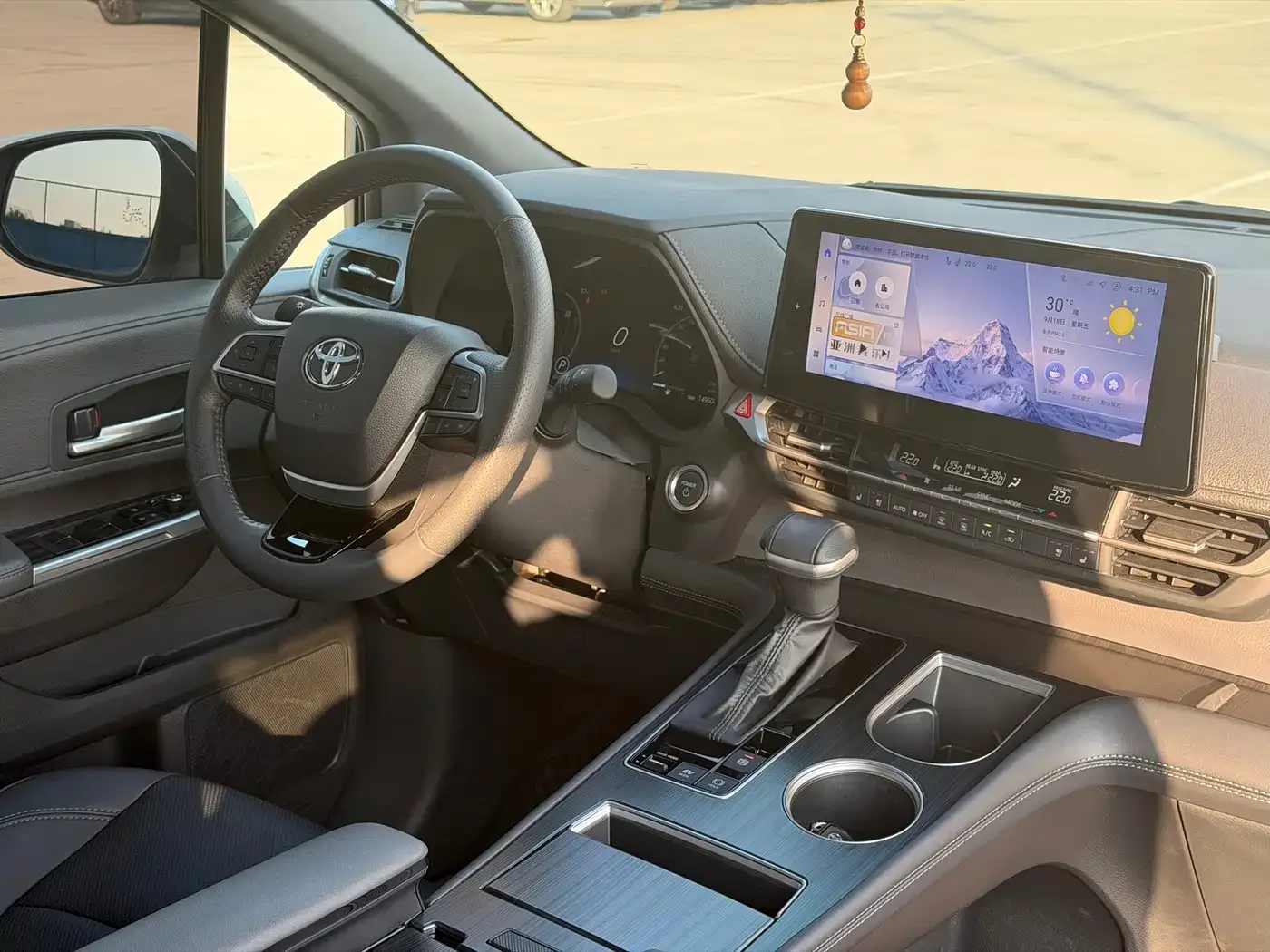 Toyota Toyota Sienna 2024 2.5L Hybrid 4WD Premium Edition — Фото автомобиля 16