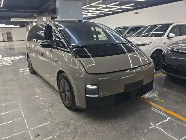 Li Auto MEGA — Фото автомобиля 3
