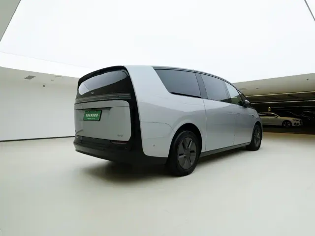 Li Auto MEGA — Фото автомобиля 7