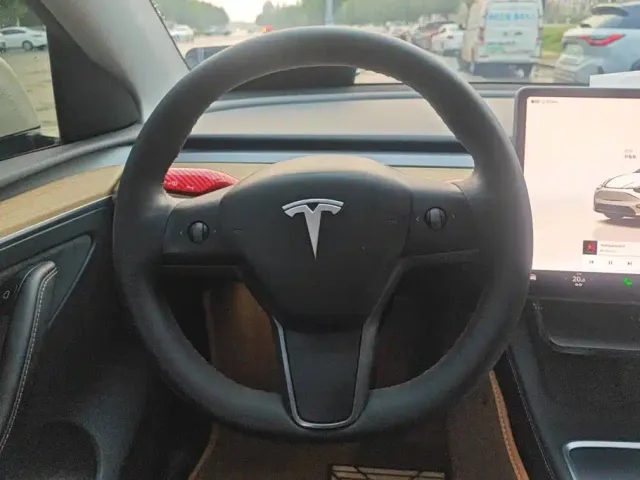 Tesla Model Y — Фото автомобиля 15