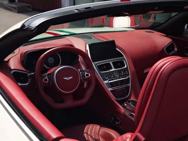 Aston Martin DB11 — Фото автомобиля 14