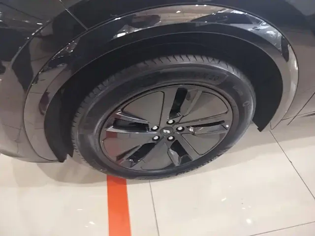 Li Auto L7 — Фото автомобиля 22