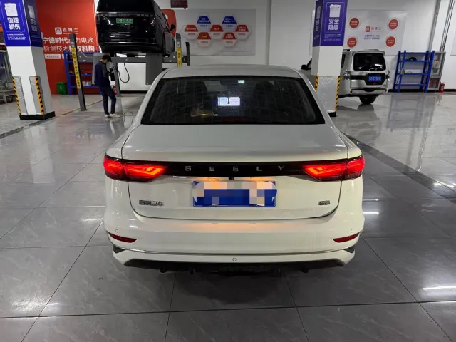 Geely Emgrand — Фото автомобиля 12