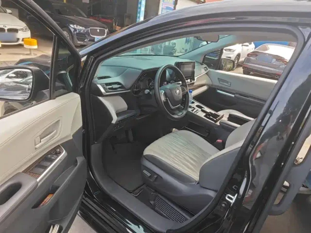 Toyota Sienna — Фото автомобиля 15