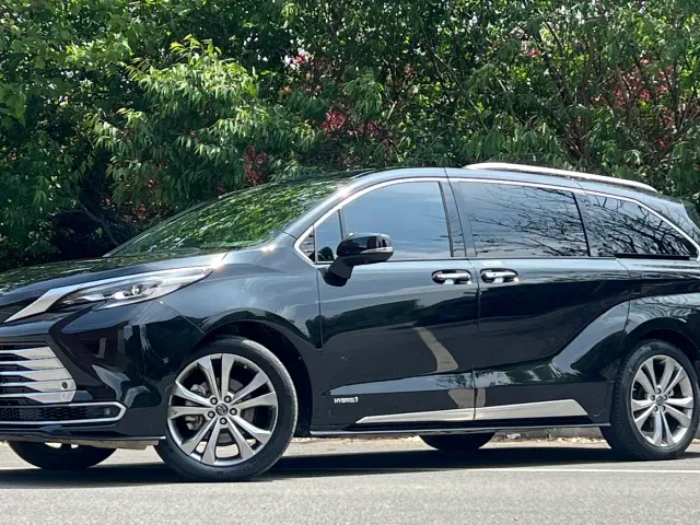 Toyota Sienna — Фото автомобиля 2