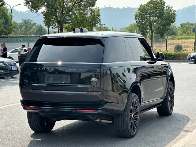 Land Rover Range Rover 2024 3.0 L6 360PS Golden Age Edition — Фото автомобиля 3