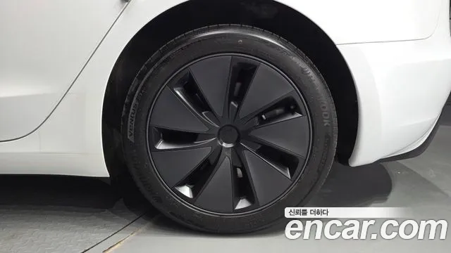 Tesla Model 3 — Фото автомобиля 6