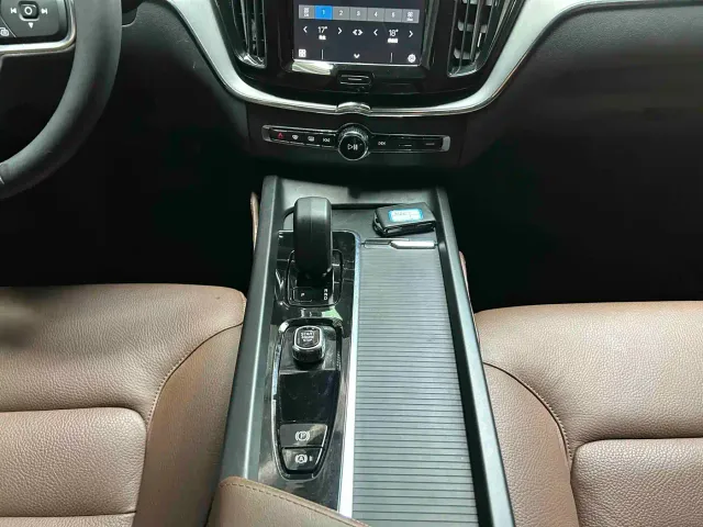 Volvo XC60 — Фото автомобиля 2