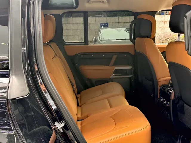 Land Rover Defender — Фото автомобиля 11
