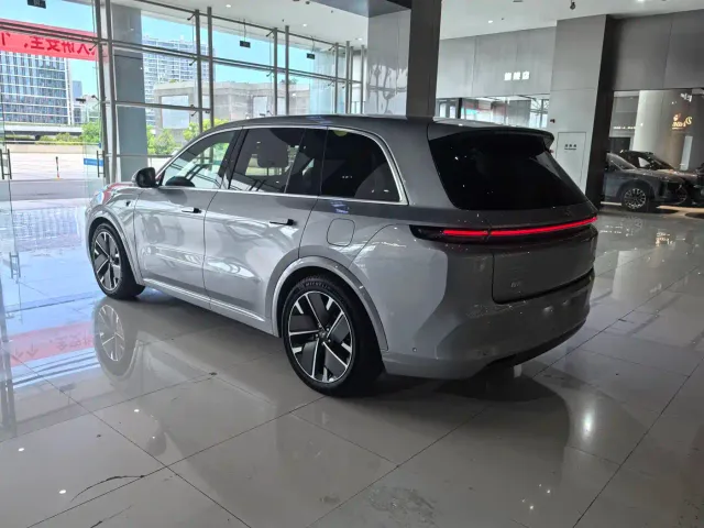 Li Auto L8 — Фото автомобиля 4