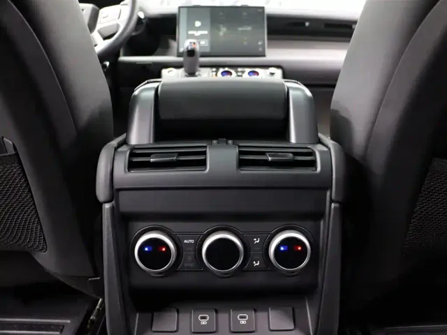 Land Rover Defender — Фото автомобиля 22