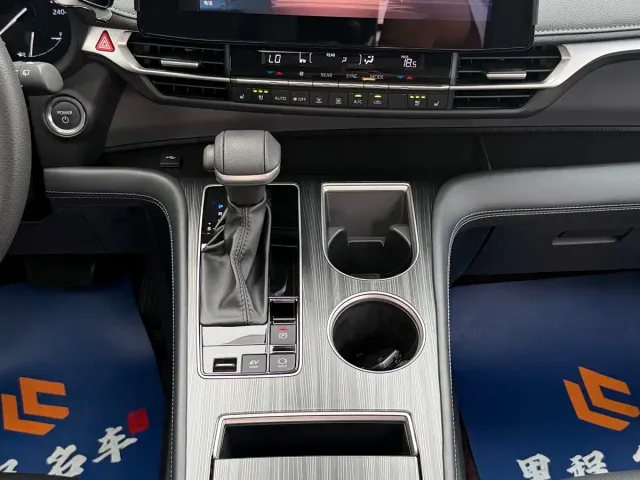 Toyota Sienna — Фото автомобиля 13