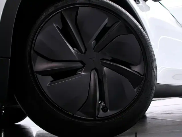 Tesla Model Y — Фото автомобиля 17