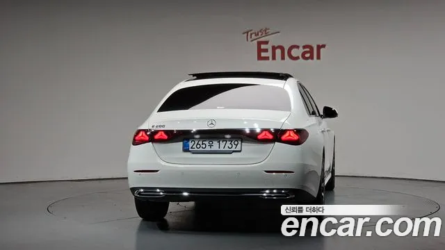 Mercedes-Benz E-Class — Фото автомобиля 4