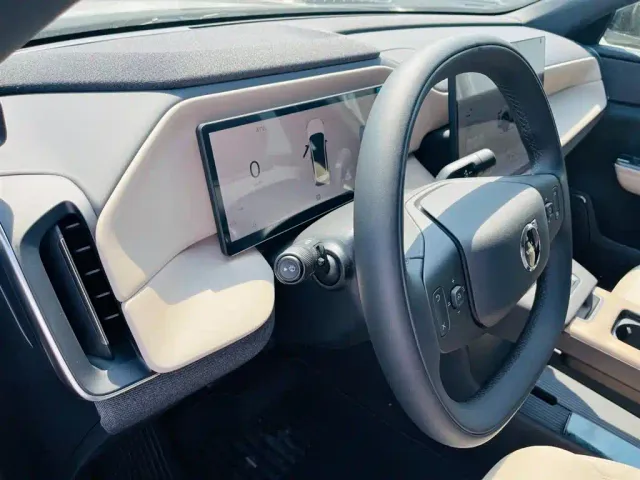 Volvo XC70 Plug-in Hybrid — Фото автомобиля 13