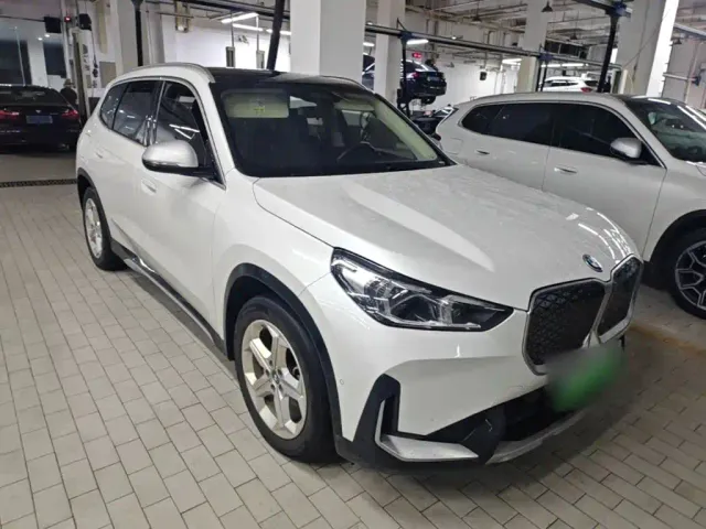 BMW iX1 — Фото автомобиля 3