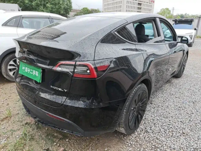 Tesla Model Y — Фото автомобиля 6