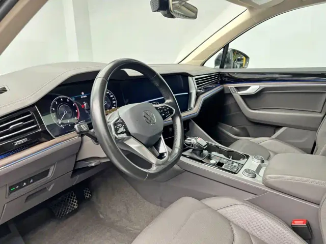 Volkswagen Touareg — Фото автомобиля 14