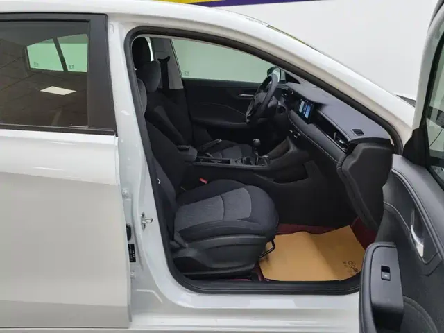 Roewe i5 — Фото автомобиля 8
