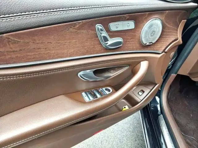Mercedes-Benz E-Class — Фото автомобиля 5