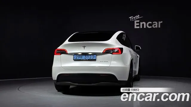 Tesla Model Y — Фото автомобиля 4