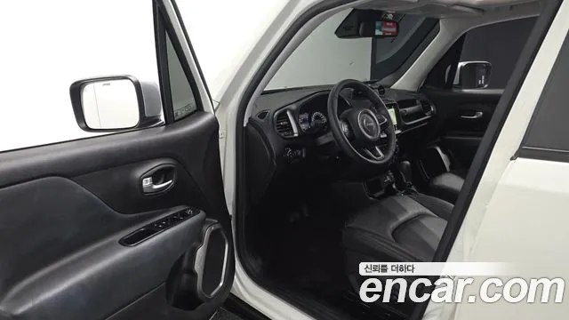 Jeep Renegade — Фото автомобиля 9