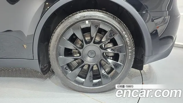 Tesla Model Y — Фото автомобиля 6