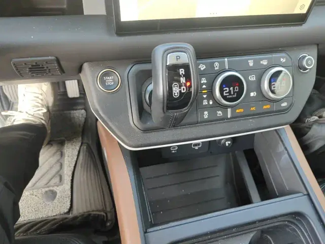 Land Rover Defender — Фото автомобиля 13
